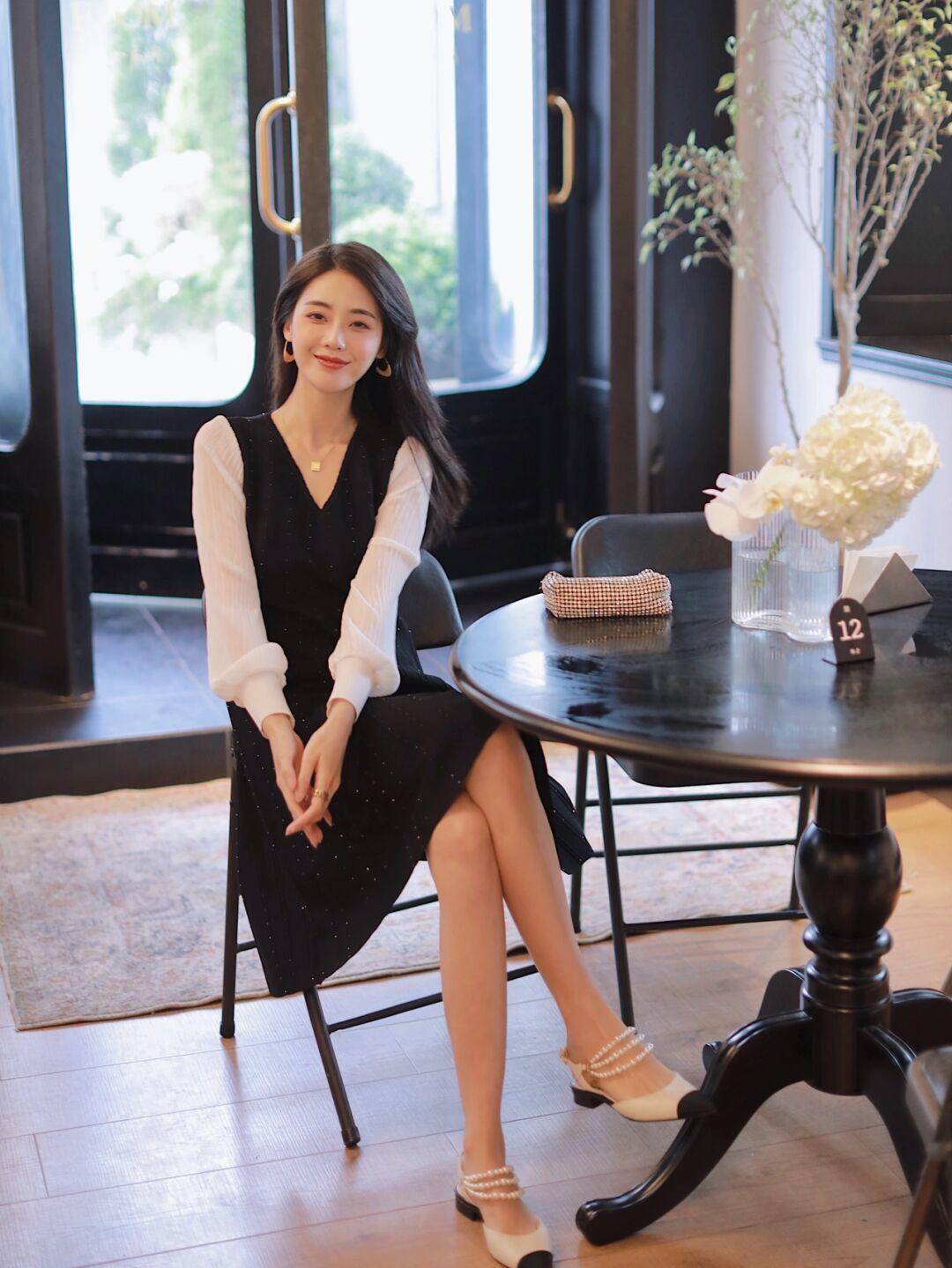 黑色 优雅女人早秋都穿“连衣裙”，为你分享时髦的搭配经验，温婉知性才是美