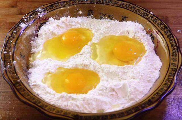 【鸡蛋面饼】 【制作食材】面粉,鸡蛋,酵母粉,白糖,食用油 【制作步骤