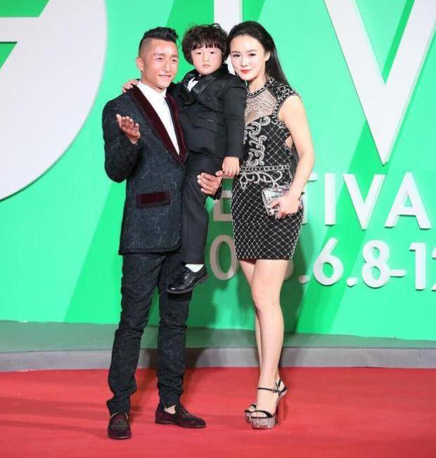 设计 冉莹颖被宠出“幸福肥”,但微胖身材也有看点,紧身裙穿出饱满感