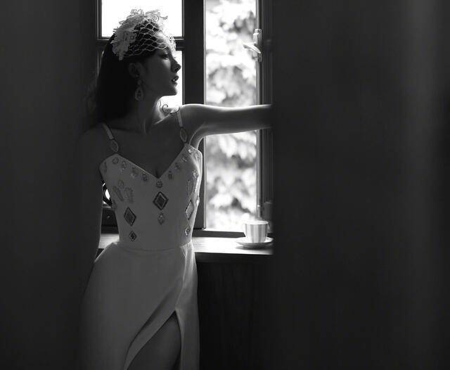 身材 杨幂穿高叉裙登上新高度,赞数超10万。网友:“腿好漂亮。”