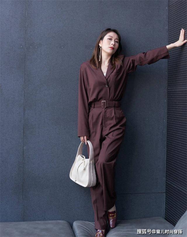 天蓝色 “阔腿裤”也会显矮显腿粗？那还不是因为你：既不会挑又不会搭！