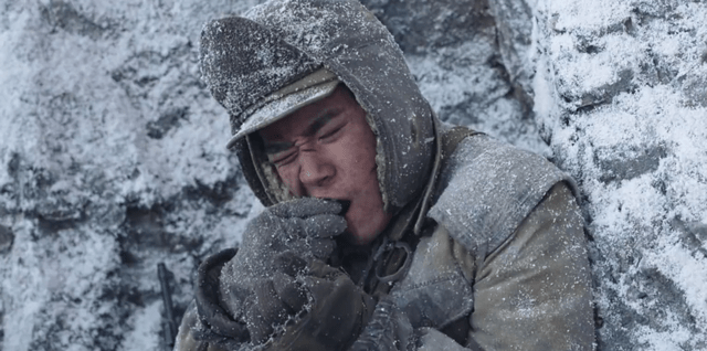 围巾|《长津湖》:女孩送千玺围巾,看似多余的剧情,却并没有那么简单