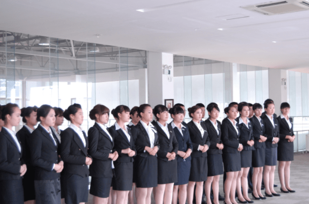 新生 贵州一高校新生军训，学姐穿着“清凉”与人合影惹争议，霸气回怼