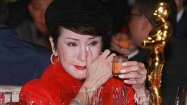 谢霆锋妈妈狄波拉过寿,王菲送礼,网友:张柏芝不懂事