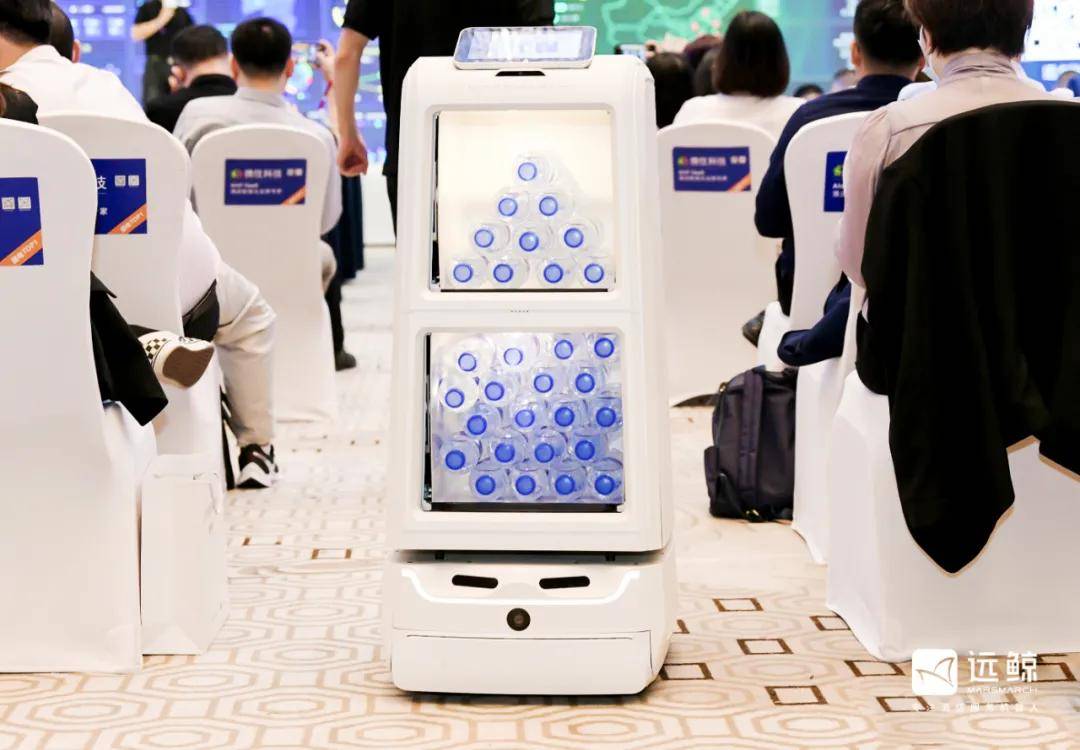 峰会现场为大家送水的鲸小远酒店配送机器人h2