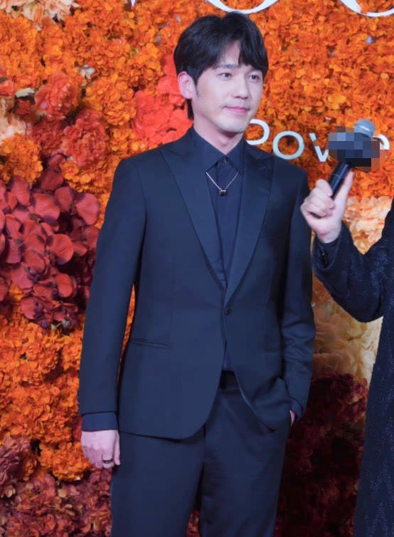 黑色 宋茜挑战网纱披肩搭抹胸裙，杨幂复古性感女郎救场，放弃压轴位置