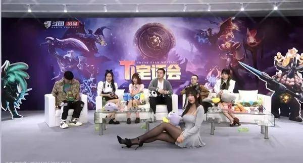 斗鱼虎牙被指低俗尺度大：舔瓶盖、摔跤、蹭抱枕(图3)