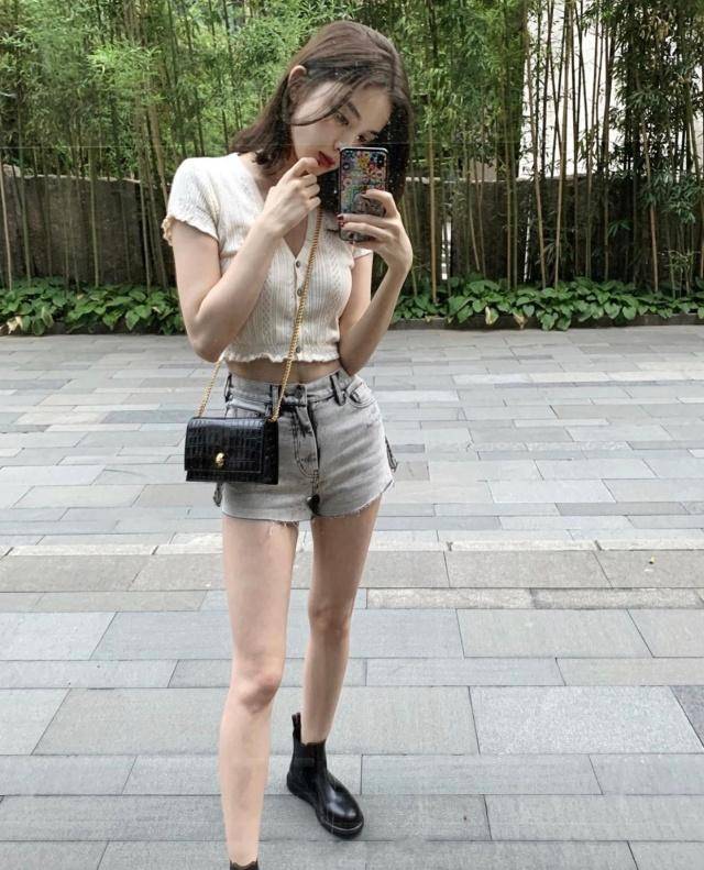 牛仔 古力娜扎终于高调秀身材了，穿露脐装配牛仔短裤，小蛮腰超惊艳！