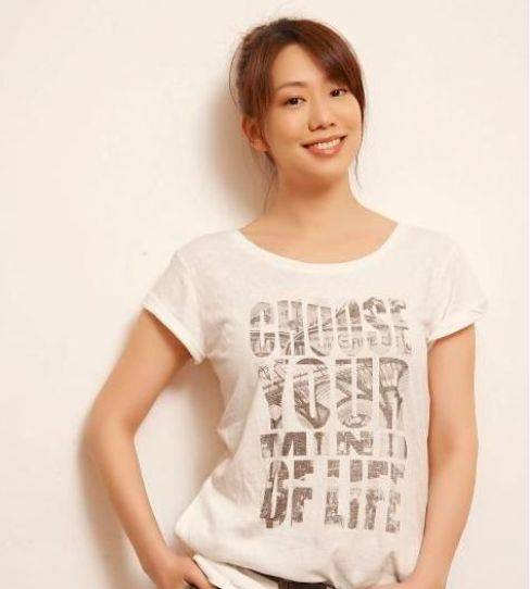 她16岁被成龙培养,因长相饱受争议,却能嫁豪门生活幸福美满_吴辰君