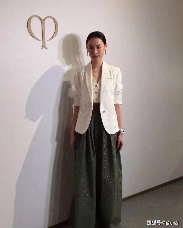 颜色 梁洛施终于换了风格!穿白色西装配绿色半身裙,比阔太还更优雅