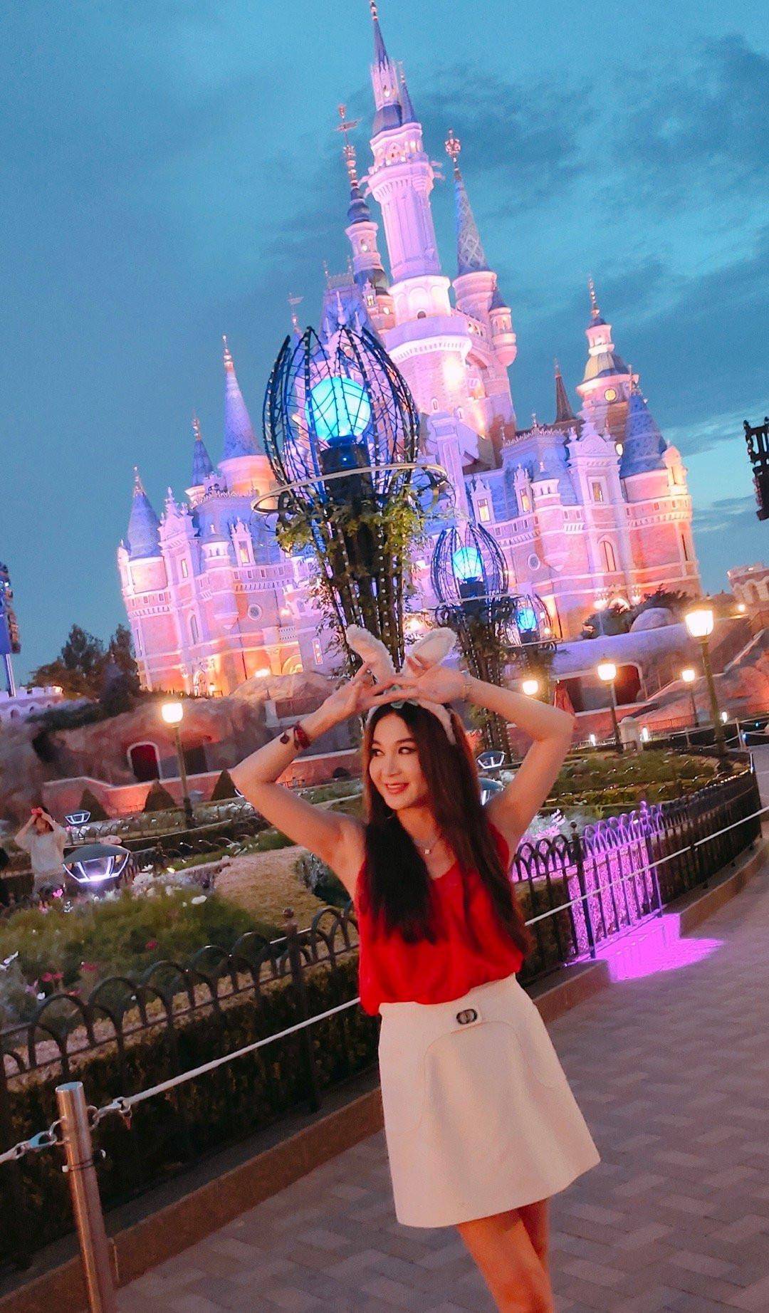 身材 55岁温碧霞仍没有“老去的意思”，穿红色吊带游环球影城，真减龄