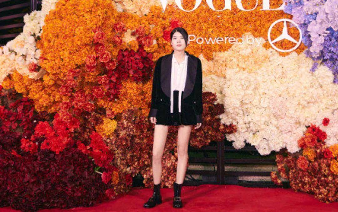 杨幂VO红毯：童谣“熟味”逼人，汤唯气场全开，杨幂白纱若隐若现