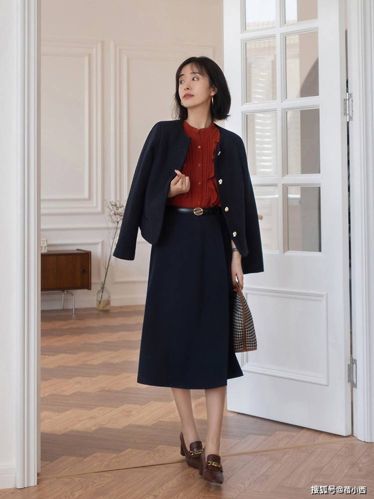 黑色 秋天穿衣色彩怎样搭配才时髦?穿搭公式“红+黑”,高级又洋气