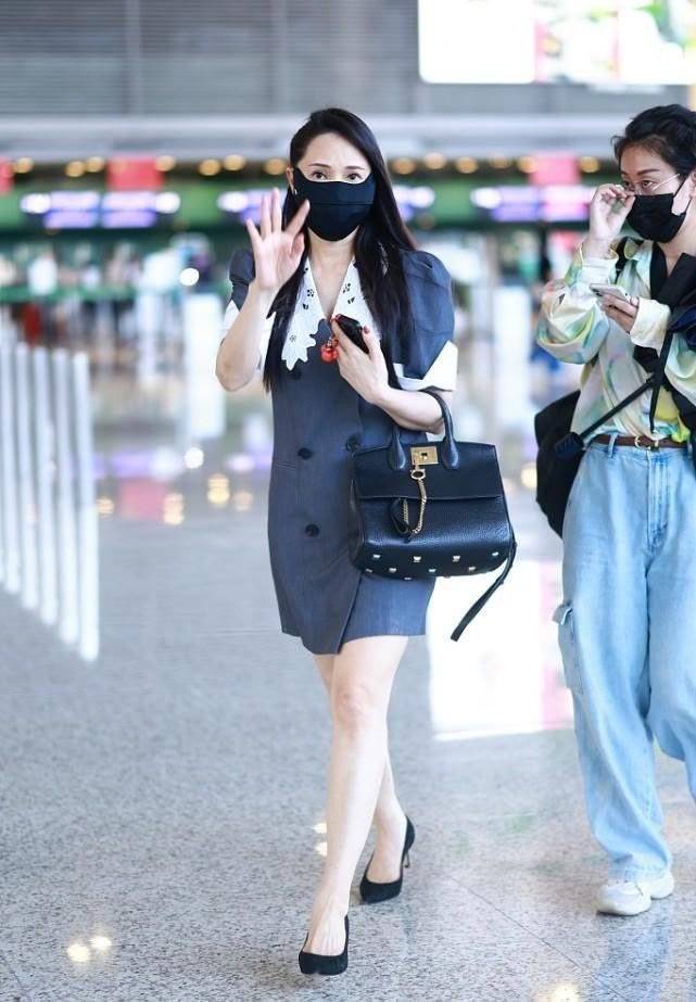 商演 伊能静商演真拼！穿公主裙身上还挂4根铁链，谁敢说是60后老阿姨