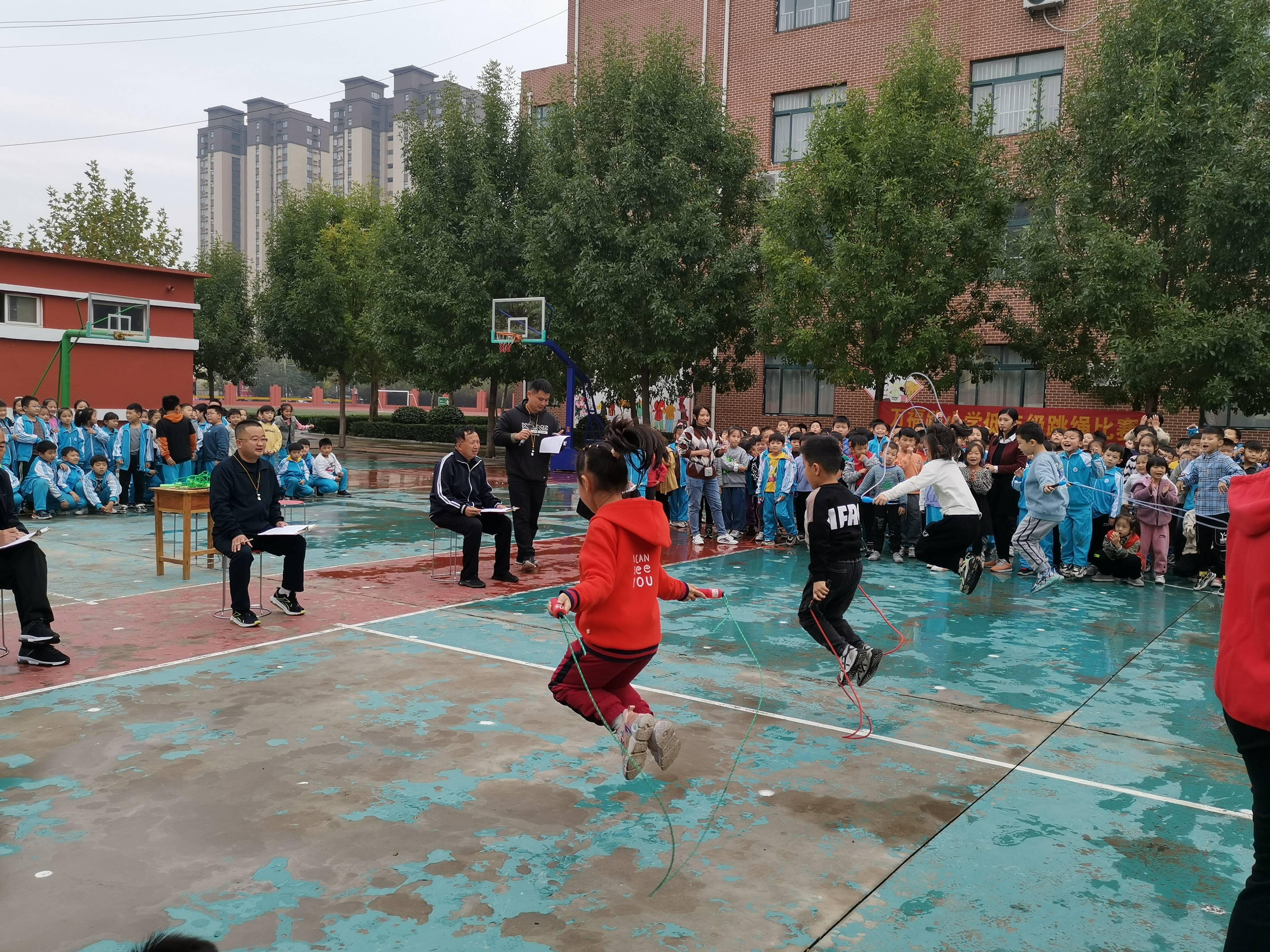 巨野县万福路小学举行低年级一分钟跳绳比赛