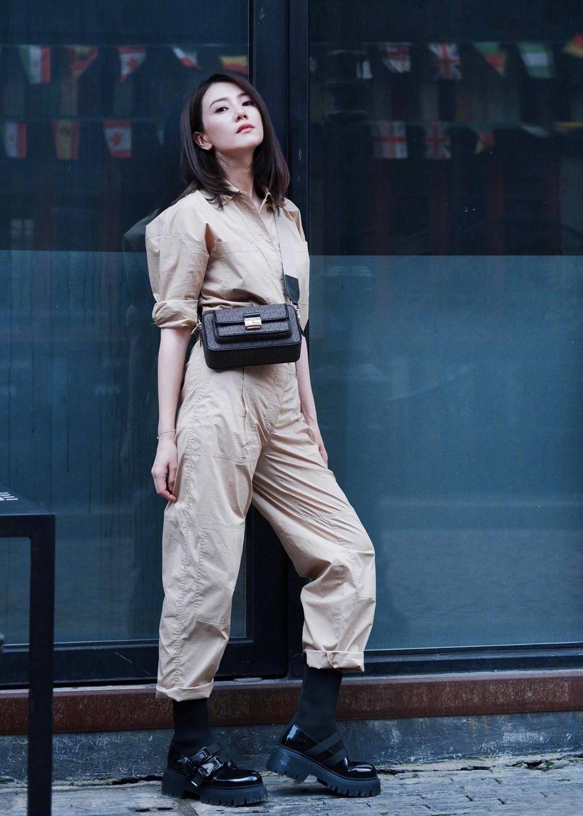 套装 高圆圆终于换风格了,卡其套装打造潮流工装风,这次她美得不一样