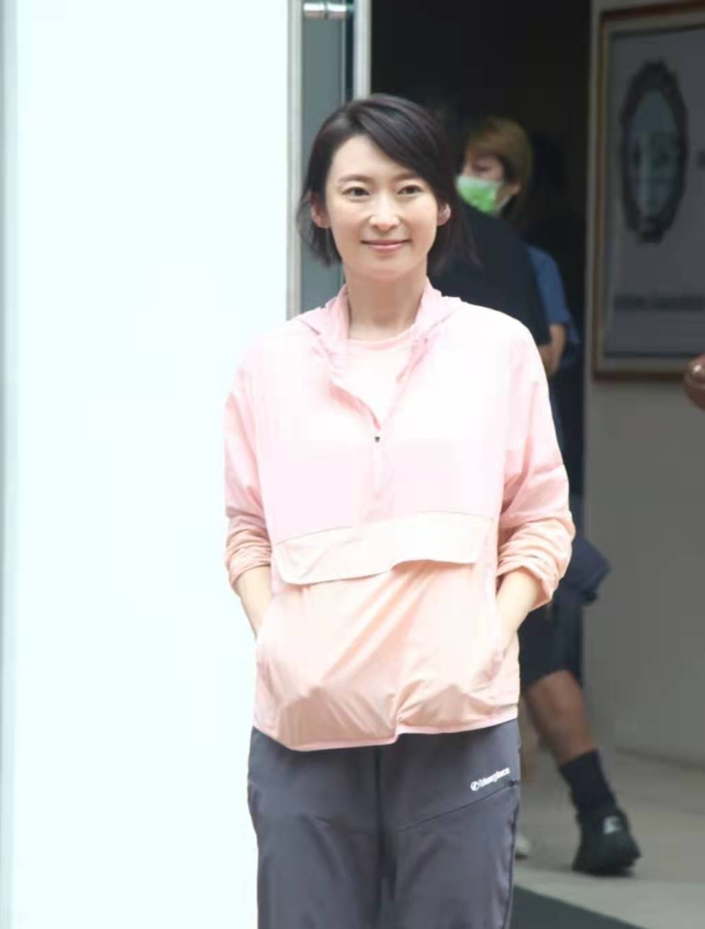 吃两家茶礼！TVB前知名女星周家怡游走两台之间，角色从医生变妈妈_剧集