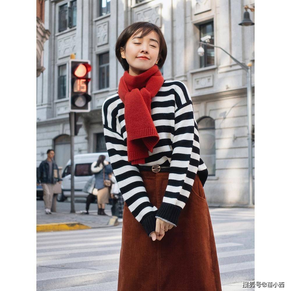 黑色 秋天穿衣色彩怎样搭配才时髦？穿搭公式“红+黑”，高级又洋气