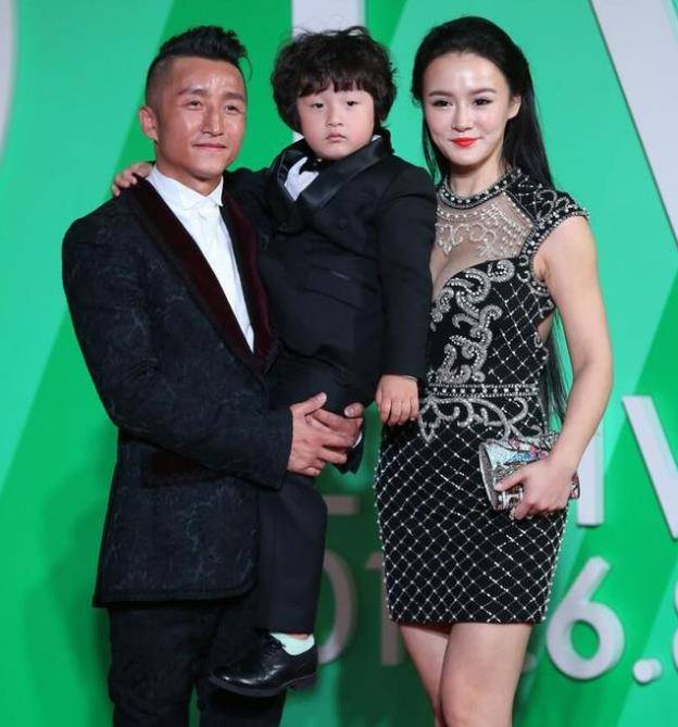 身材堪比模特的冉莹颖就是典型的例子,162cm身高穿着紧身裙毫无压力