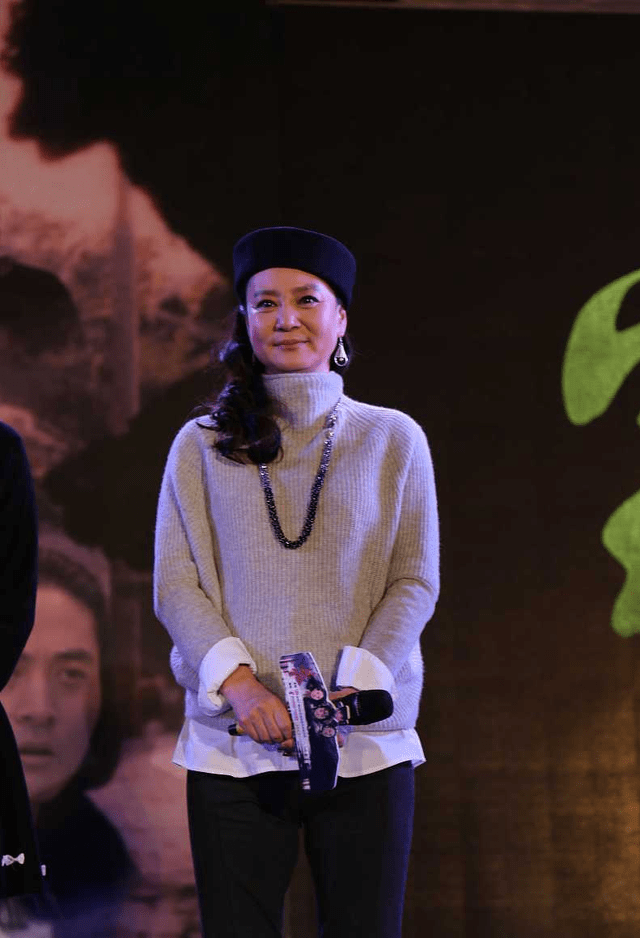 设计 “太后”刘雪华年轻时挺会穿，简约配色却有别样风情，气质真好