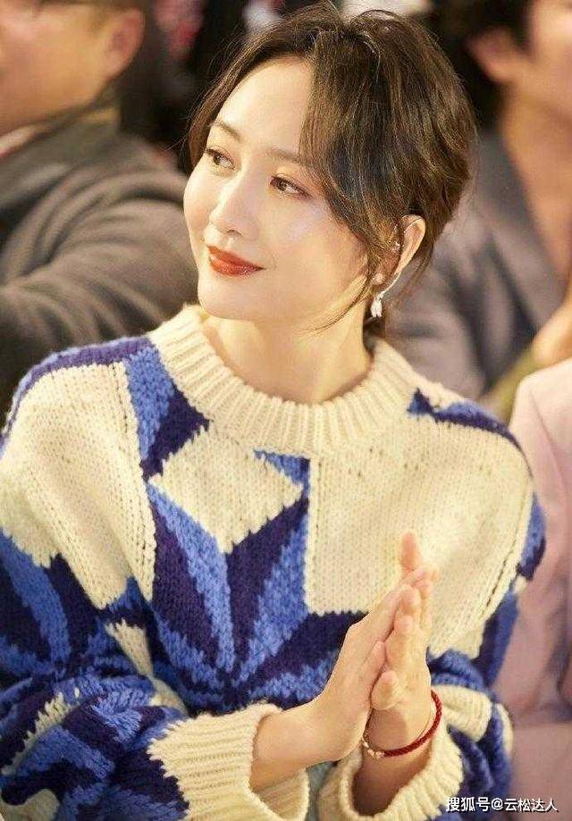 王鸥 38岁王鸥衣品绝了，穿印花毛衣配牛仔裙洋气减龄，照穿气质都翻倍