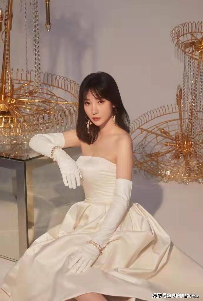 丝绸 柳岩好适合穿丝绸，一袭白色礼服高贵大气，40岁美出新高度