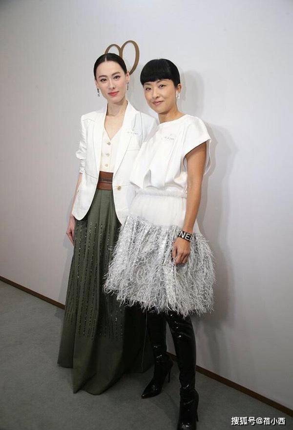 颜色 梁洛施终于换了风格!穿白色西装配绿色半身裙,比阔太还更优雅