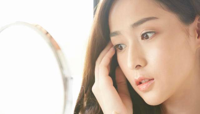眼袋提醒女性：少吃2“黄”，皱纹或慢慢减少，别不相信