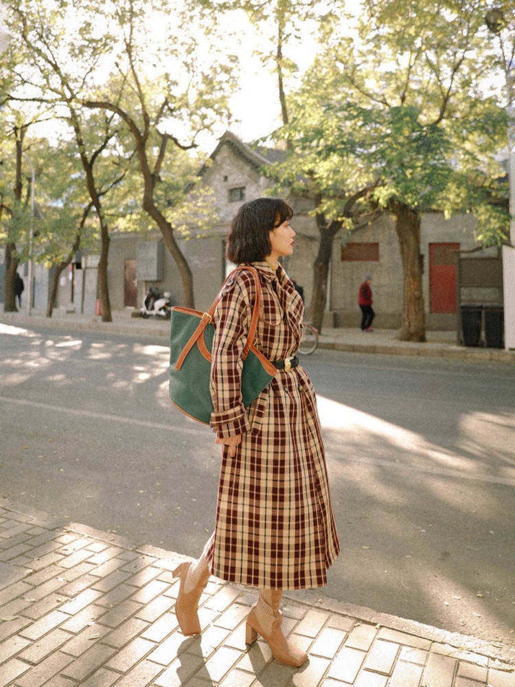 毛衣 格纹大衣的穿搭，看起来干净利索