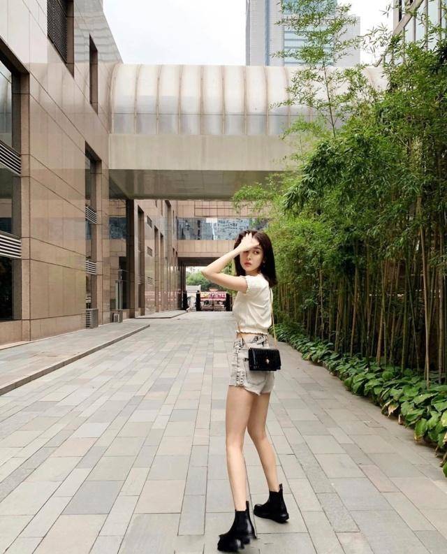 牛仔 古力娜扎终于高调秀身材了，穿露脐装配牛仔短裤，小蛮腰超惊艳！