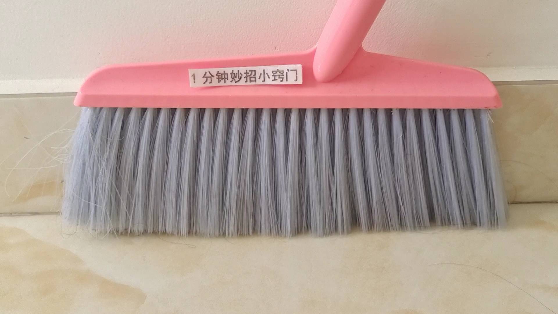 小事不论有钱没钱，牢记家里这4个位置都别放扫把，别当小事处理，快拿走