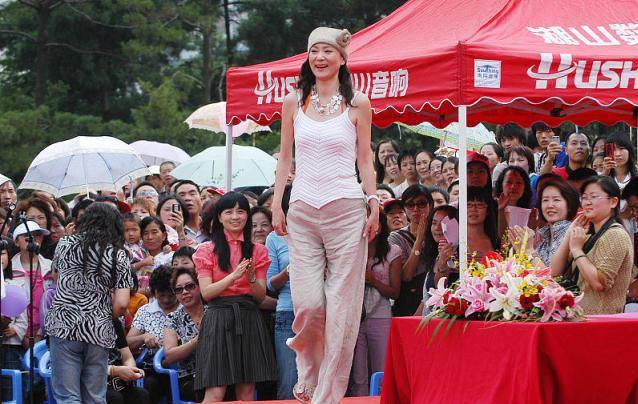 设计 “太后”刘雪华年轻时挺会穿，简约配色却有别样风情，气质真好