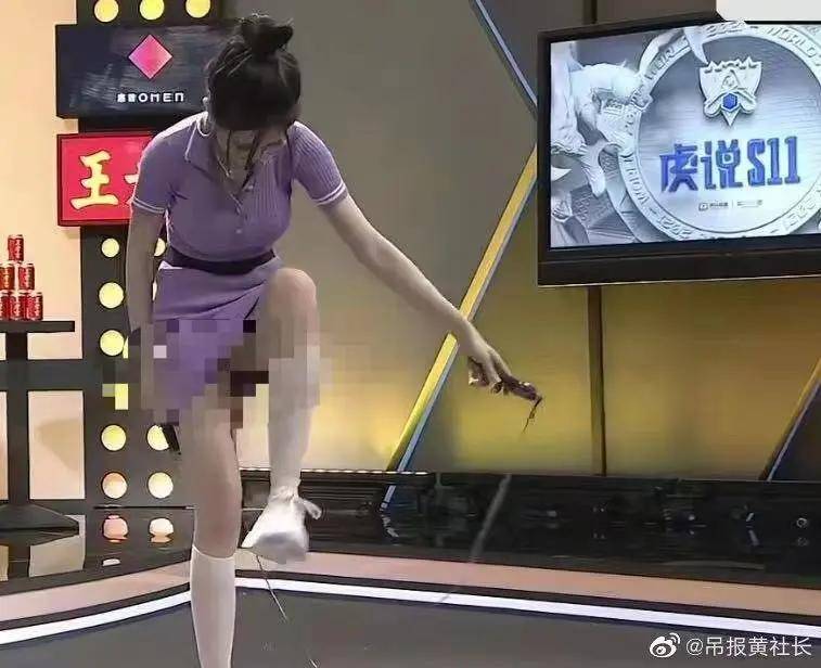 斗鱼虎牙被指低俗尺度大：舔瓶盖、摔跤、蹭抱枕(图9)