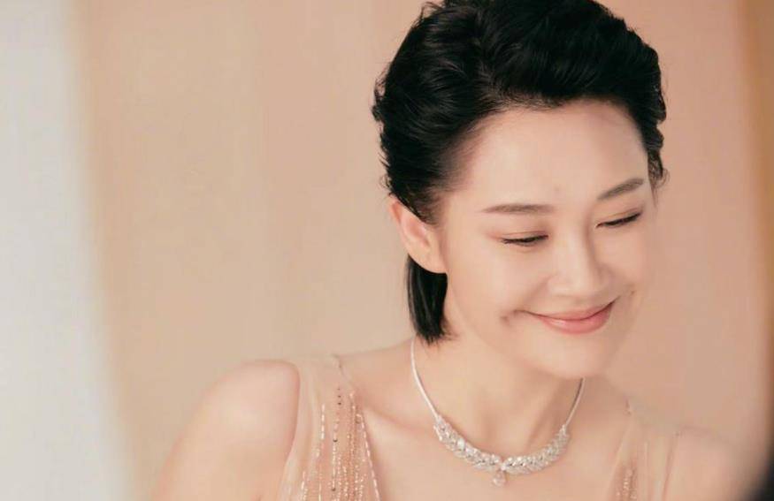 玲珑 52岁许晴现身上热搜，身材玲珑有致状态佳，前凸后翘超有魅力