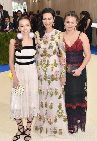 裙子 邓文迪气质太好了,穿绿色连衣裙亮相,站在欧美模特旁也不逊色