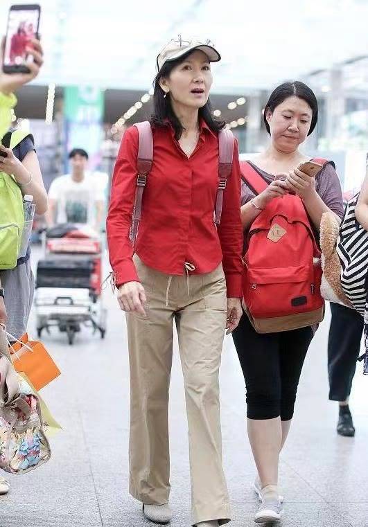 身材 “小青”陈美琪走机场，穿红衬衫素颜也耐看，就是瘦过头有些显老