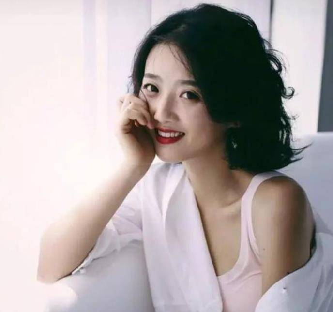 白天 四川23岁校花坚持白天不穿“内衣”，一年以后，发生了这几个变化