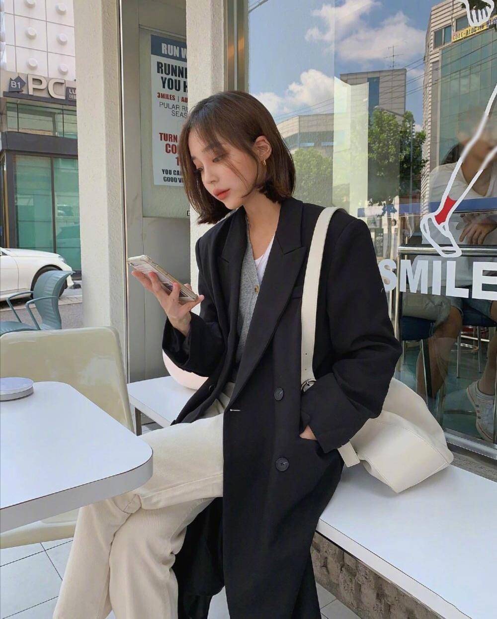 样式 优雅气质的秋季穿搭，简约时尚随心搭配，显瘦显高美的恰到好处