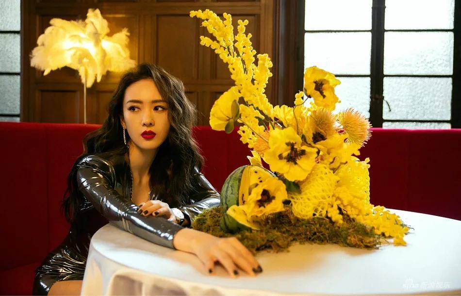 童瑶穿着高开叉长裙美腿吸睛 雪肤玉貌魔鬼身材太性感了 开衩 全网搜