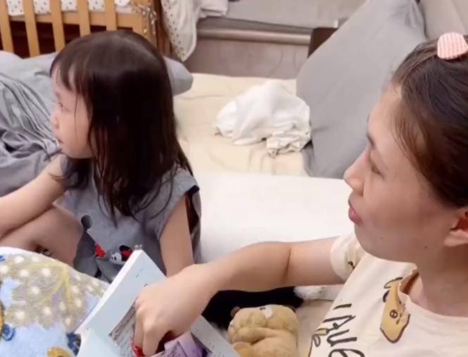 结局|广东妈妈陪女儿,看电视偷吃零食，不料女儿突然转头结局真实
