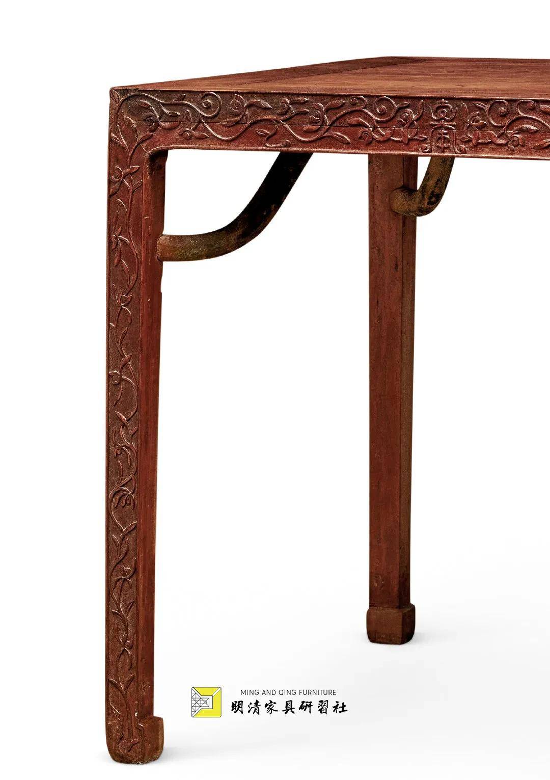 让人感觉沉静稳重但略显呆板,而曲线结构的霸王枨则给静态的家具增添