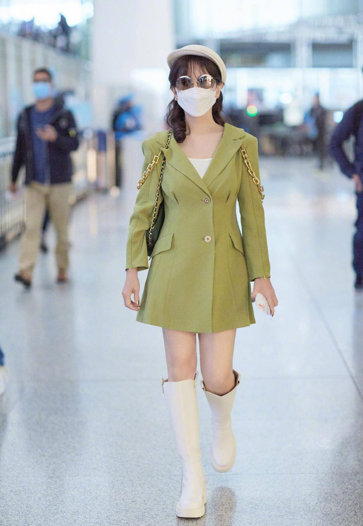 年轻人 67岁赵雅芝要逆天了，时尚穿搭走机场，比年轻人还要酷帅有型