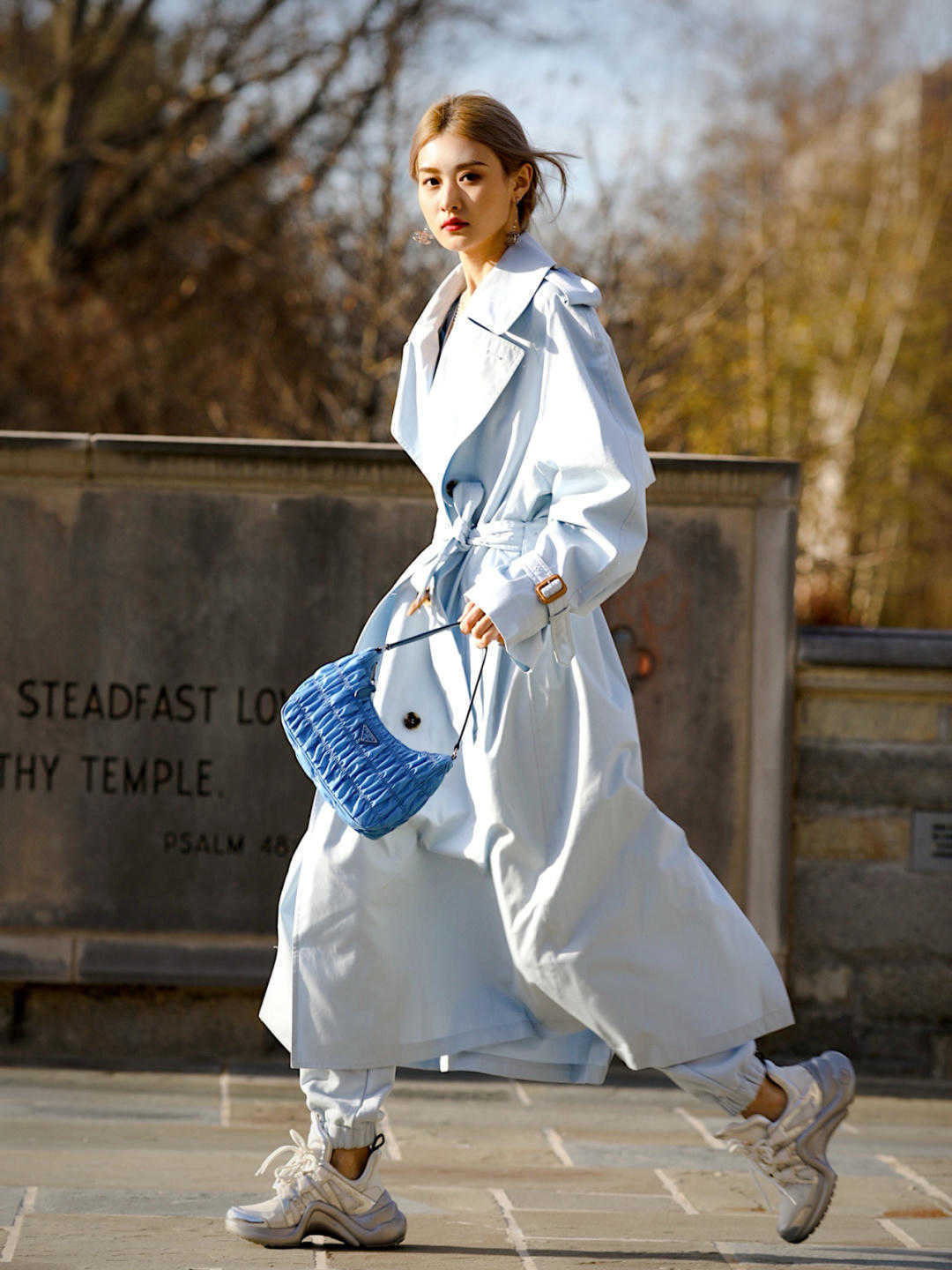 风衣 秋冬买大衣，选这3款更高级洋气，显白衬肤提气质，特别好看