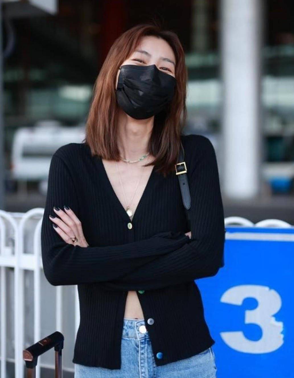 身材 刘雯穿衣还真大胆，穿针织衫只扣两个纽，这时尚感普通人看不明白