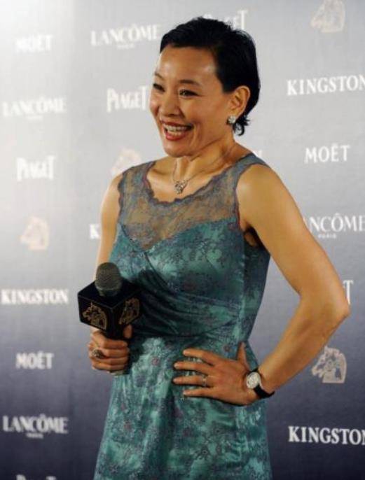 身材 陈冲都是奶奶辈的人了，依然穿无袖裙大秀身材，韵味感不输当年