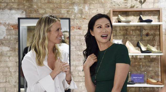 裙子 邓文迪气质太好了，穿绿色连衣裙亮相，站在欧美模特旁也不逊色