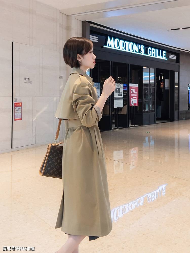 可以在 搭素色衬衫,搭小脚裤,搭高跟鞋,知性又女人搭T恤,搭直筒裤