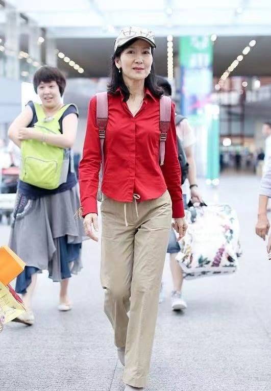 身材 “小青”陈美琪走机场，穿红衬衫素颜也耐看，就是瘦过头有些显老