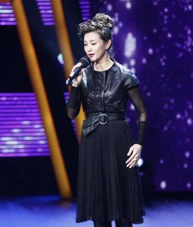 骨子里 宋祖英骨子里的“高雅”，穿蕾丝裙配珍珠项链，优雅又气质