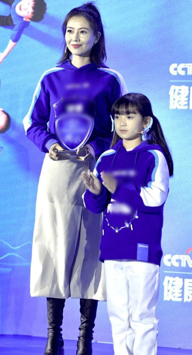 眼袋42岁高圆圆生图状态不佳，肤色暗沉皱纹深，穿运动服学生气质足